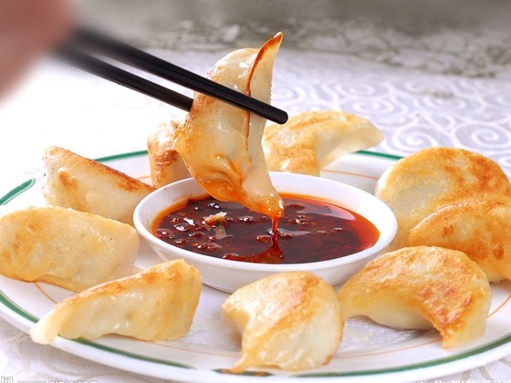 速凍水餃銷售商勾大姐食品教你煎餃怎么做好吃？煎餃和鍋貼有區(qū)別嗎？